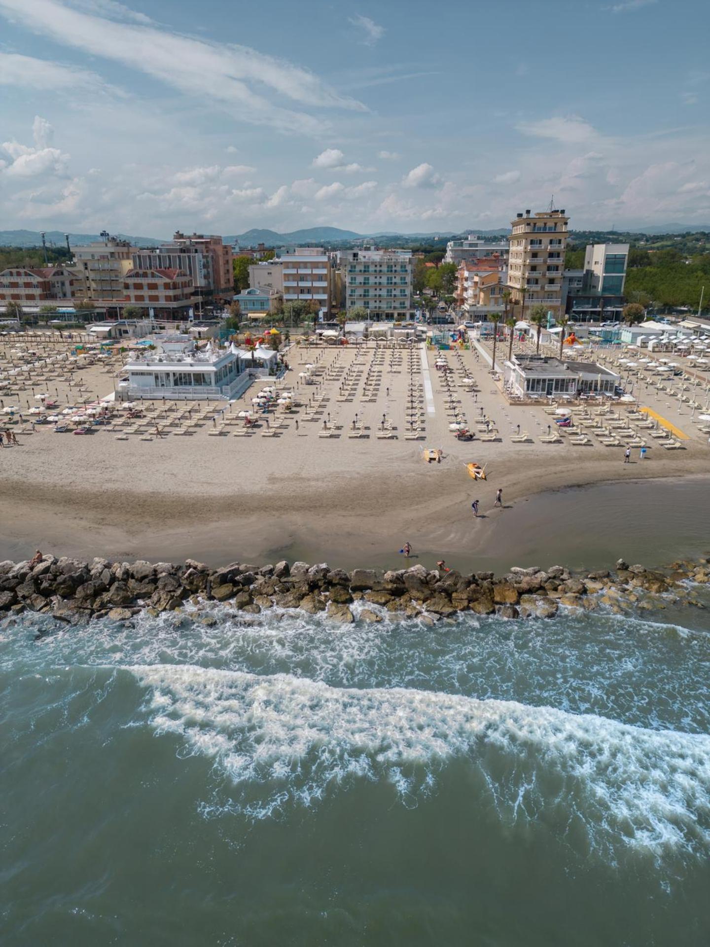 Hotel Augustus- Davanti A Noi C'E Solo Il Mare Misano Adriatico Exterior photo