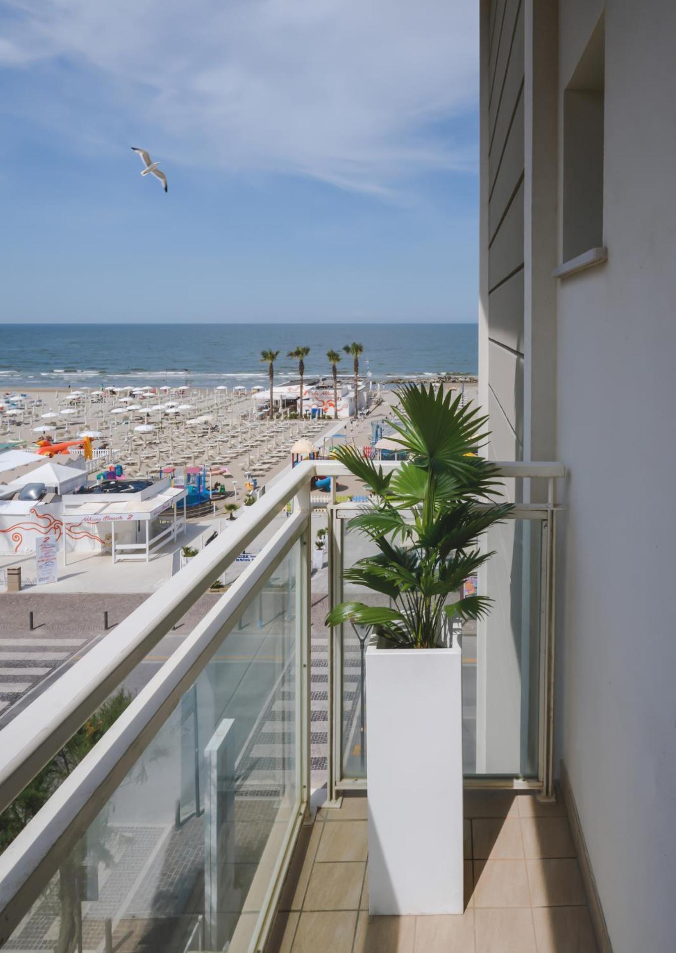 Hotel Augustus- Davanti A Noi C'E Solo Il Mare Misano Adriatico Exterior photo